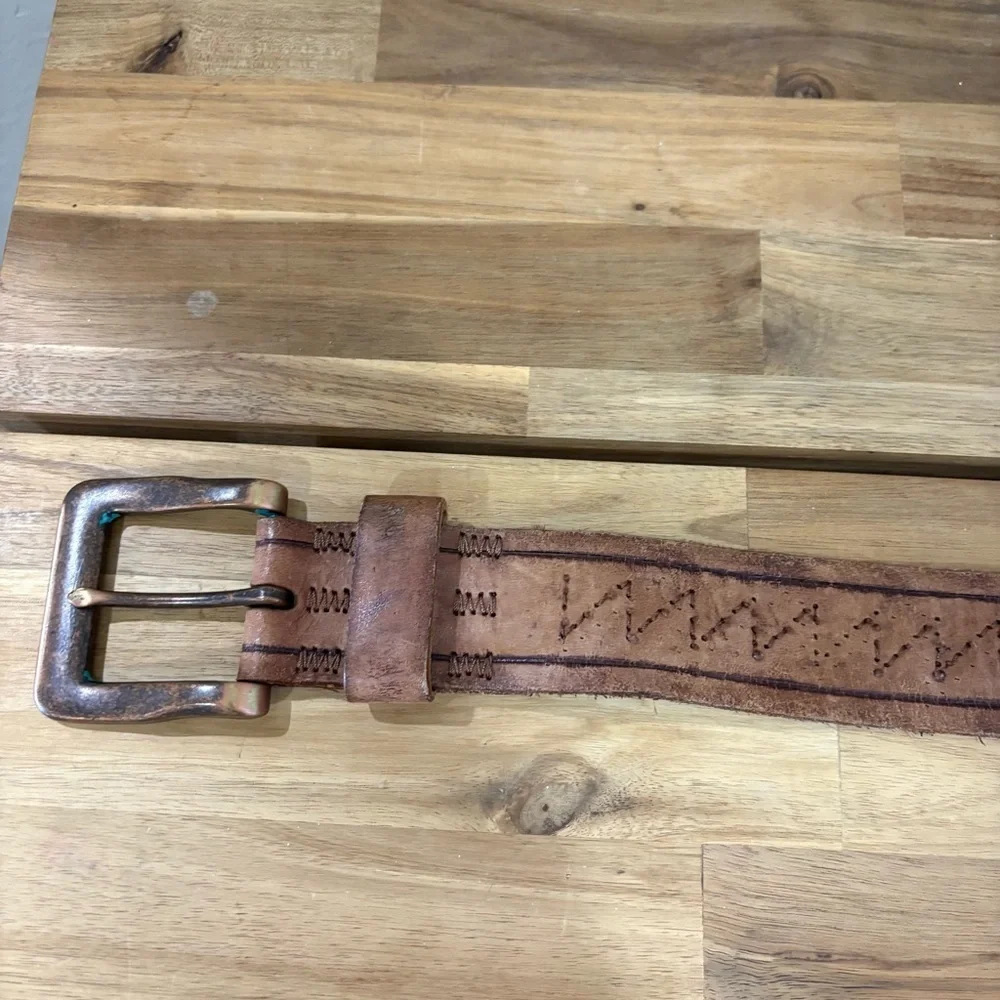 Vintage Fossil Full-Grain Leather Belt with Stitched Detailing and Brass Buckle